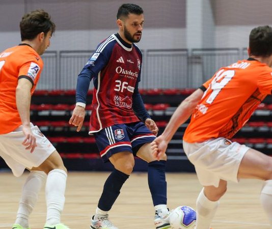 Futsal, Serie A: come andrà a finire la lotta salvezza? Marcelinho nel match d'andata tra Pirossigeno Cosenza e Active Network (foto Michele De Marco)