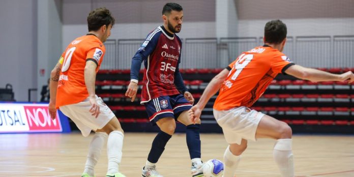 Marcelinho nel match d'andata tra Pirossigeno Cosenza e Active Network (foto Michele De Marco)