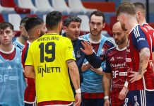 Futsal, domani sera Sky Match al “PalaPirossigeno”: Pirossigeno Cosenza vs L84 Torino Mister Ibañes parla alla squadra (foto Michele De Marco)
