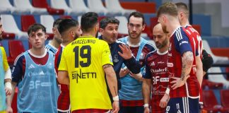 Futsal, domani sera Sky Match al “PalaPirossigeno”: Pirossigeno Cosenza vs L84 Torino Mister Ibañes parla alla squadra (foto Michele De Marco)