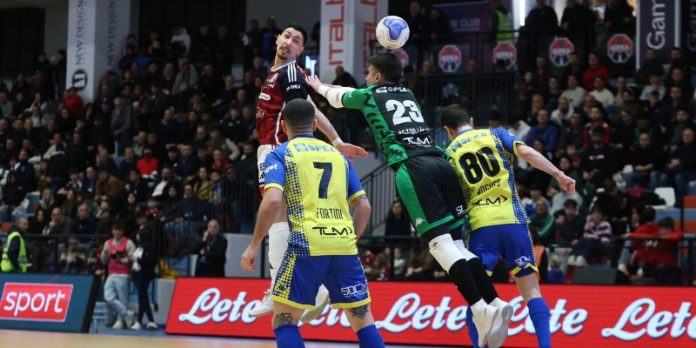 Saponara in gol durante Pirossigeno Cosenza-L84 Torino (foto Michele De Marco)