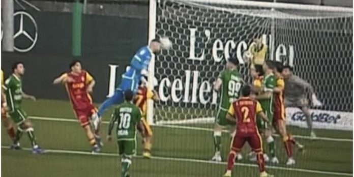 Serie B, il gol del portiere Iannarilli regala un punto all'Avellino Catanzaro beffato al 95' Serie B, il gol del portiere Iannarilli regala un punto all'Avellino Catanzaro beffato al 95'