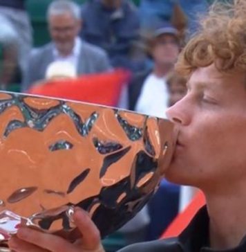 Sinner domina Alcaraz, vince Montecarlo e ritorna numero 1 del mondo