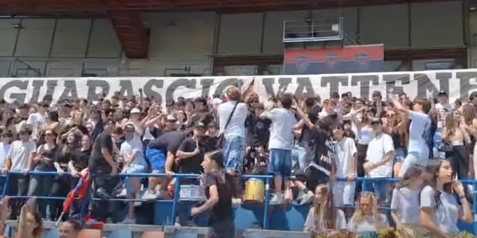 Altra partita del cuore al Marulla e altro striscione contro Guarascio, cori per Padre Fedele Altra partita del cuore al Marulla e altro striscione contro Guarascio, cori per Padre Fedele