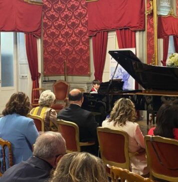 Concerto Straordinario a Cosenza, tre pianisti e tanta emozione nella Sala degli Specchi