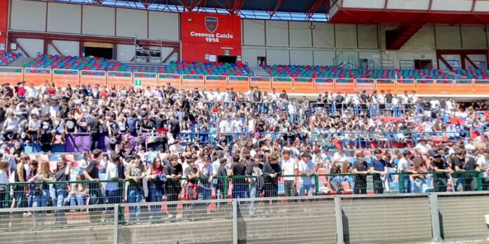 Partita del Cuore, il comunicato degli studenti: "Posizione Cosenza calcio inconcepibile"