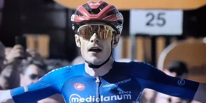 Giro d'Italia Vingegaard stacca tutti e abbranca la frazione di Pila e la maglia rosa