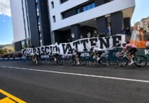 Giro d’Italia a Cosenza, spunta lo striscione dei tifosi: “Guarascio vattene” Giro d’Italia a Cosenza, spunta lo striscione dei tifosi “Guarascio vattene”
