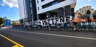 Giro d’Italia a Cosenza, spunta lo striscione dei tifosi: “Guarascio vattene” Giro d’Italia a Cosenza, spunta lo striscione dei tifosi “Guarascio vattene”