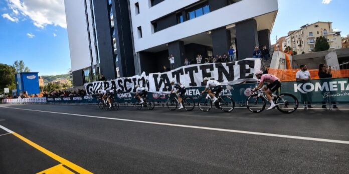 Giro d’Italia a Cosenza, spunta lo striscione dei tifosi “Guarascio vattene” Giro d’Italia a Cosenza, spunta lo striscione dei tifosi “Guarascio vattene”