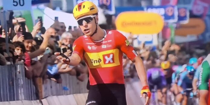Giro d'Italia a Milano Dvernes Lavik beffa i compagni di fuga Giro d'Italia a Milano Dvernes Lavik beffa i compagni di fuga