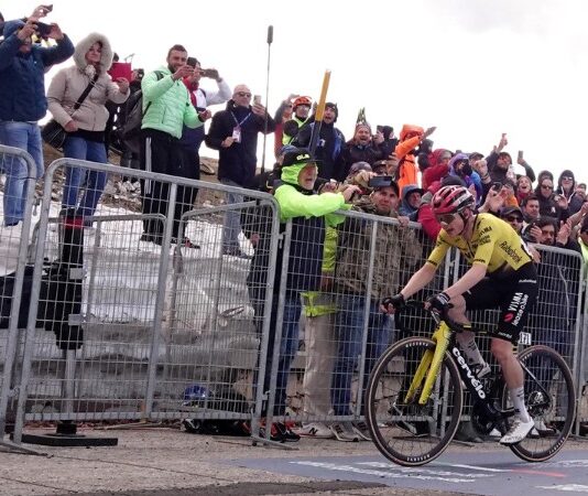 Giro d’Italia: prima stoccata di Vingegaard in cima al Blockhaus Giro d'Italia prima stoccata di Vingegaard in cima al Blockhaus
