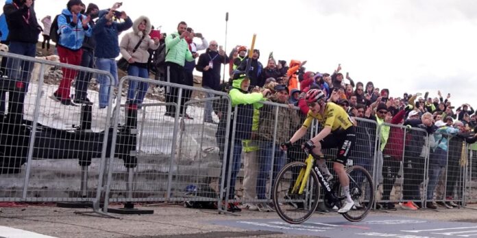 Giro d'Italia prima stoccata di Vingegaard in cima al Blockhaus