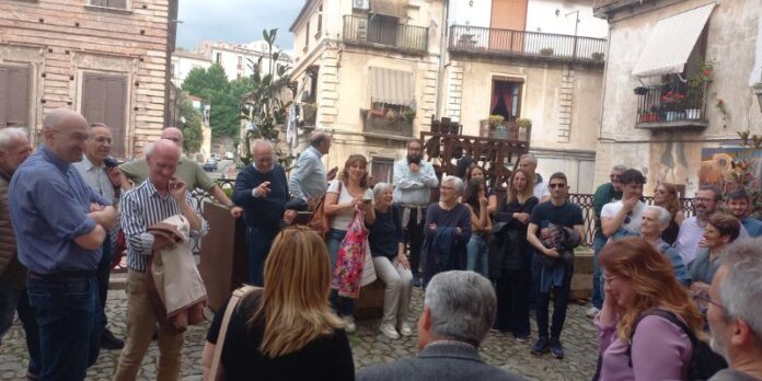 Grande successo per la “Passeggiata nel cuore antico di Cosenza” promossa dal M5S Cosenza