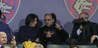 Guarascio non molla il Cosenza: “Sconfitta amara, ma sarà punto di partenza per nuove prospettive” Guarascio in tribuna centrale durante Cosenza-Casarano (foto Francesco Farina)