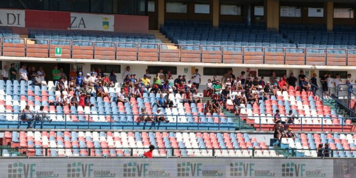 La tribuna B del San Vito-Gigi Marulla (foto Michele De Marco)