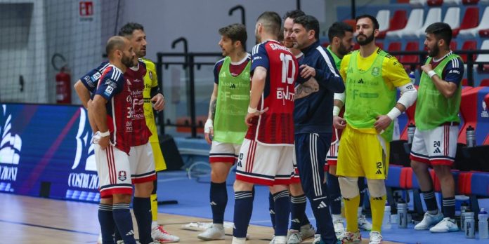 Mister Ibañes parla alla squadra durante un time out (foto di repertorio di Michele De Marco)