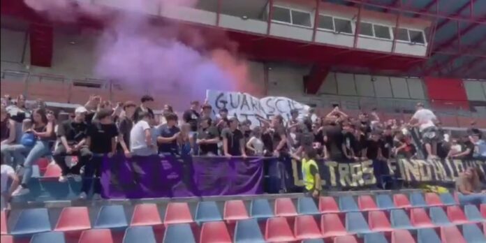 Partita del cuore al Marulla, studente ferito dopo la comparsa di uno striscione contro Guarascio