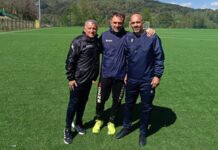 Silana, Orlando: “Riportare questa squadra in Promozione è una gioia immensa” Mister Orlando con l'allenatore in seconda Benincasa e il prof. Mascaro