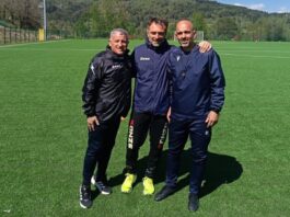 Silana, Orlando: “Riportare questa squadra in Promozione è una gioia immensa” Mister Orlando con l'allenatore in seconda Benincasa e il prof. Mascaro
