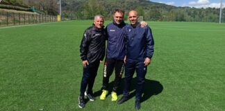 Silana, Orlando: “Riportare questa squadra in Promozione è una gioia immensa” Mister Orlando con l'allenatore in seconda Benincasa e il prof. Mascaro