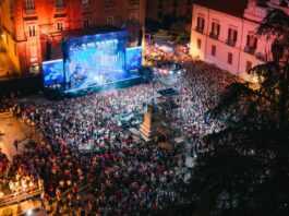 Il cielo (non) è sempre più blu: polemiche per il concerto di Radio 2 a Cosenza Foto concerto da drone