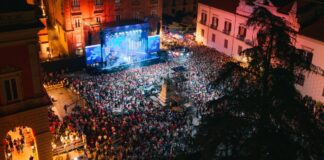 Il cielo (non) è sempre più blu: polemiche per il concerto di Radio 2 a Cosenza Foto concerto da drone