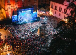 Il cielo (non) è sempre più blu: polemiche per il concerto di Radio 2 a Cosenza Foto concerto da drone