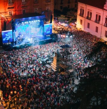 Il cielo (non) è sempre più blu: polemiche per il concerto di Radio 2 a Cosenza Foto concerto da drone