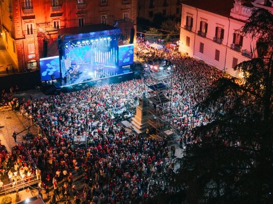 Il cielo (non) è sempre più blu: polemiche per il concerto di Radio 2 a Cosenza Foto concerto da drone