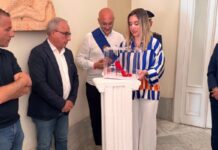 Una scarpetta rossa all’ingresso della Provincia di Cosenza contro violenza sulle donne Cerimonia scarpetta rossa Provincia
