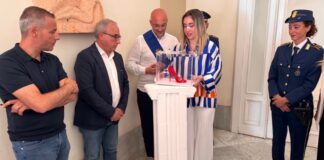 Una scarpetta rossa all’ingresso della Provincia di Cosenza contro violenza sulle donne Cerimonia scarpetta rossa Provincia