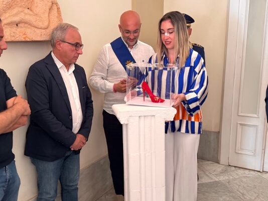 Una scarpetta rossa all’ingresso della Provincia di Cosenza contro violenza sulle donne Cerimonia scarpetta rossa Provincia