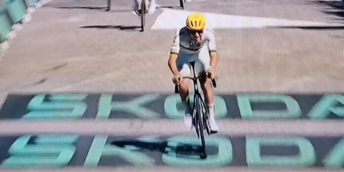 Tour de France Pogaçar fa la voce grossa e si prende tappa e maglia gialla Tour de France Pogaçar fa la voce grossa e si prende tappa e maglia gialla