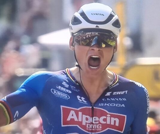 Tour de France: Van der Poel si impone con classe sul resto del quartetto in fuga Tour de France Van der Poel si impone con classe sul resto del quartetto in fuga